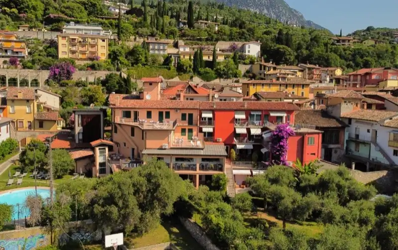 Vista aerea di Borgo Antico Apartments e Hotel Vittoria con piscina e giardino degli ulivi
