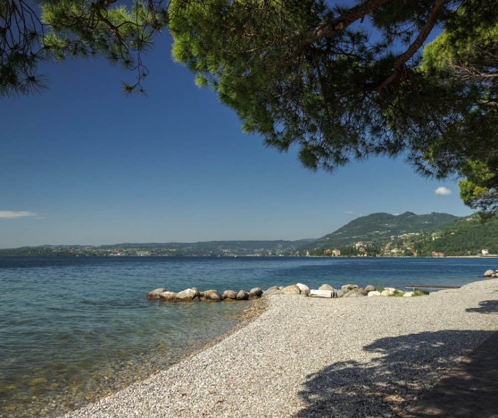 Kieselstrand und klares Wasser in Toscolano Maderno