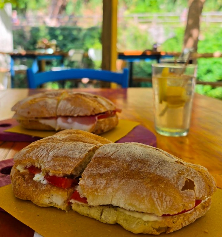 Panini e limonata al bar sul fiume, Valle delle Cartiere