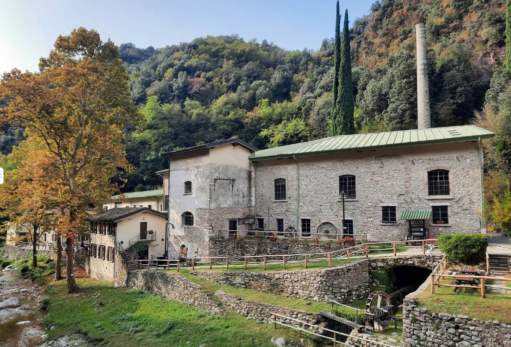 In paese, a piedi
